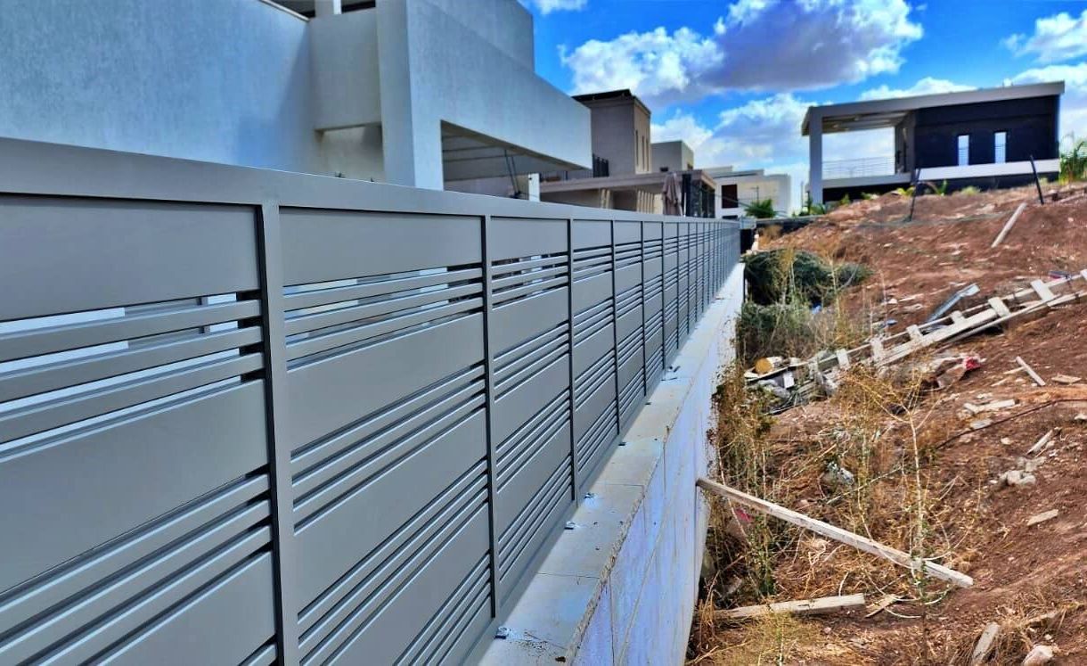 גדר אלומיניום אופקית