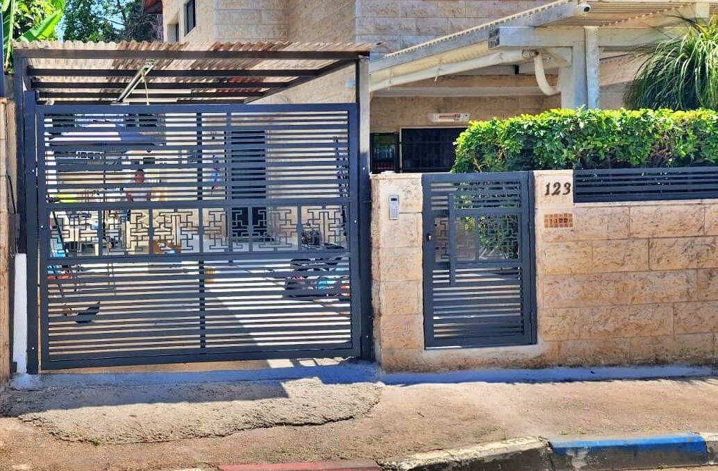 שער חניה ושער כניסה